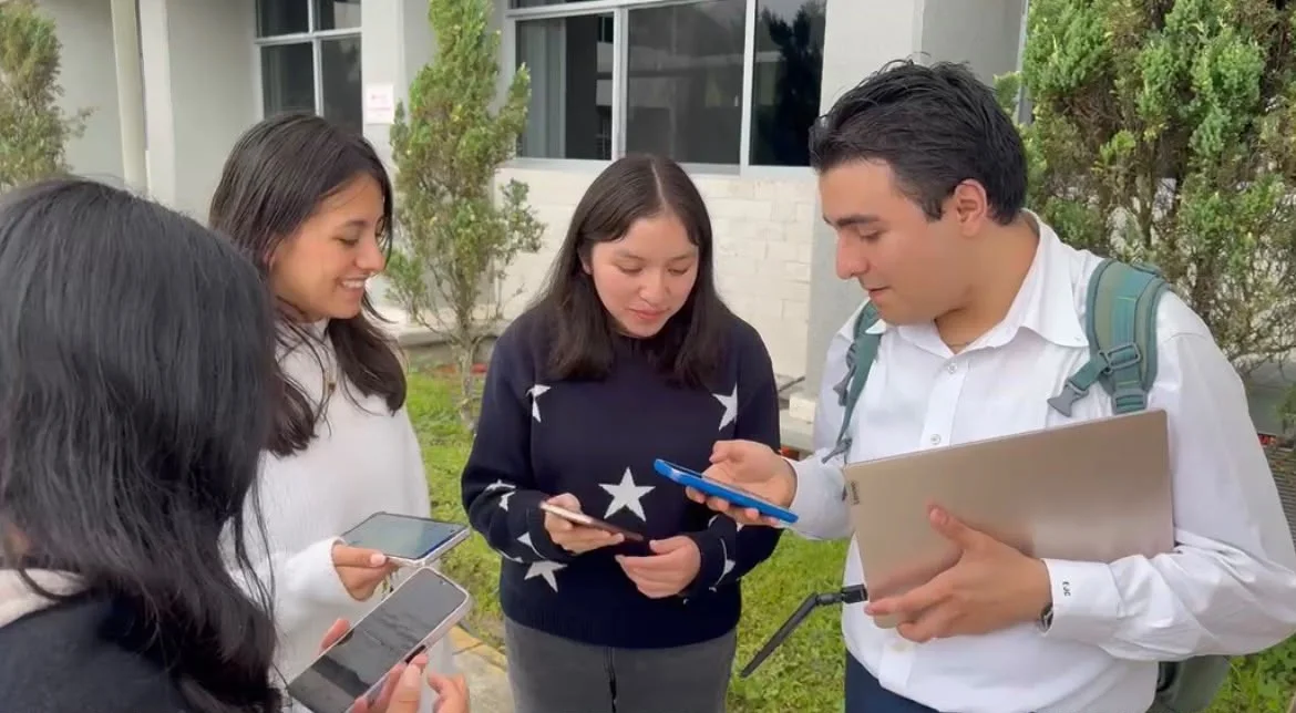 Participantes interactuando con AegisBT desde distintos teléfonos