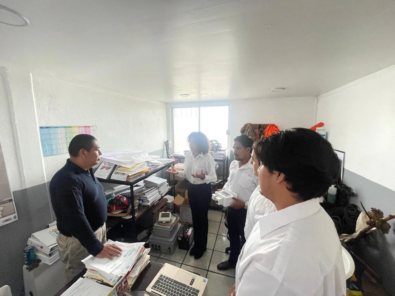 Presentación del proyecto ante personal en un espacio operativo