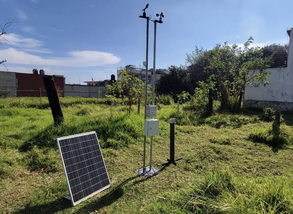 Estación AegisBT con sensores ambientales y panel solar instalada para una prueba de campo