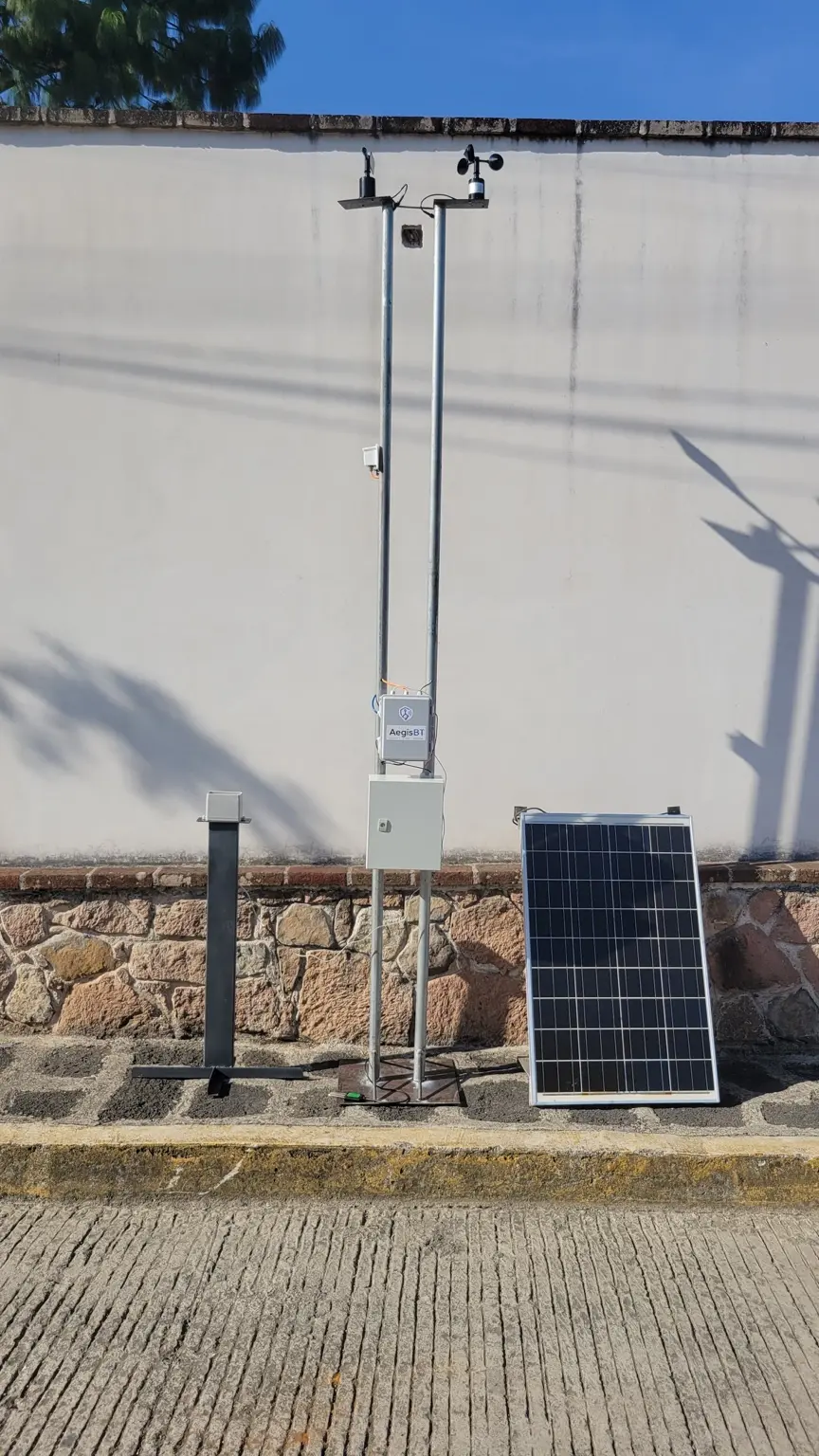 Vista frontal de la estación AegisBT y su panel solar