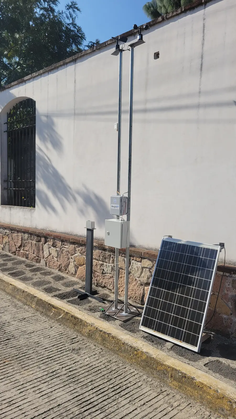 Nodo AegisBT junto a un muro durante otra configuración de prueba